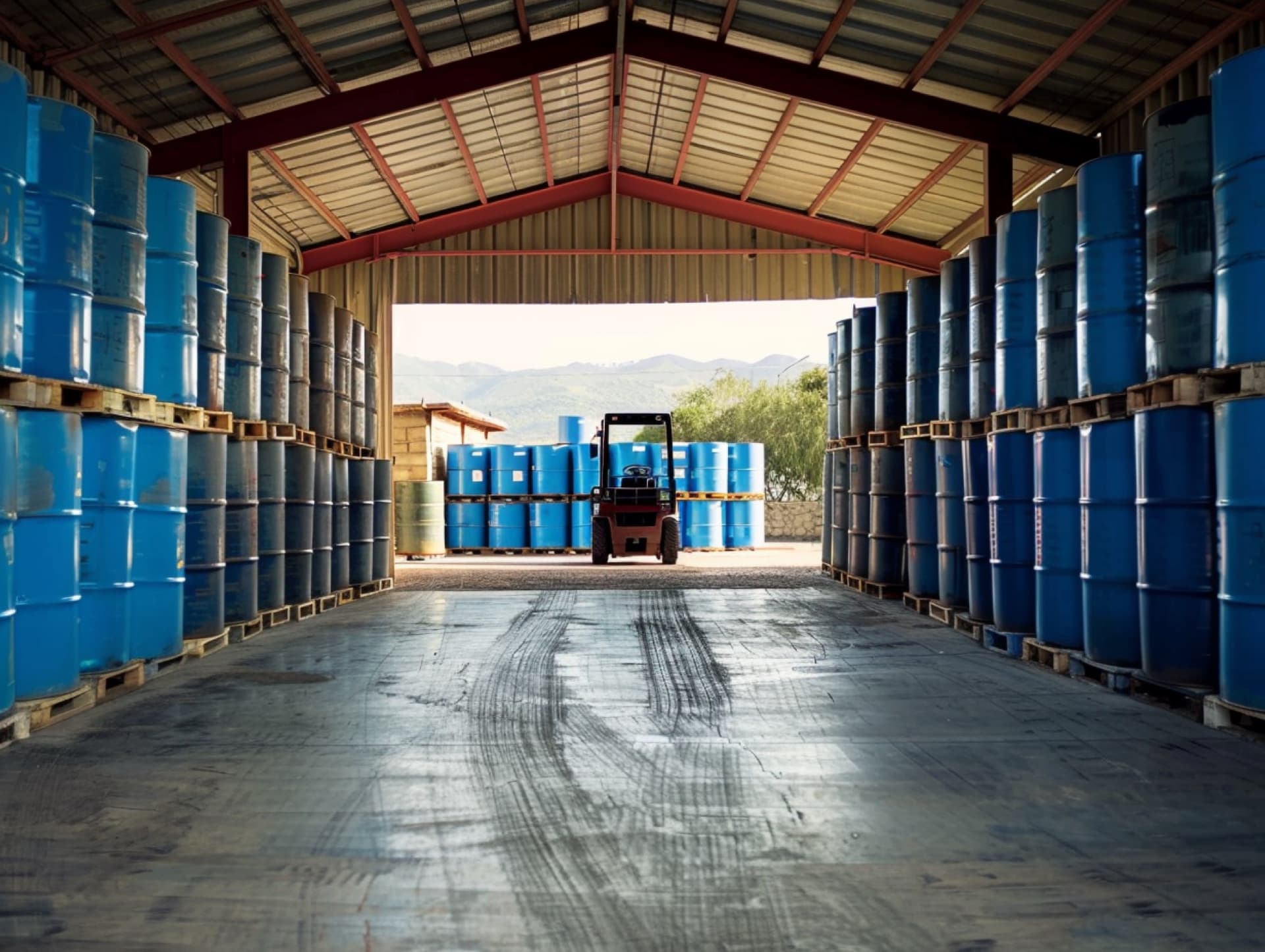 Patio de carga con tambores y camiones